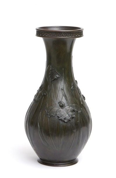 Grand vase en bronze de couleur foncée décoré d'un bas-relief figurant des iris (hanashobu