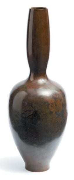 Grand vase en bronze de couleur marron fonc