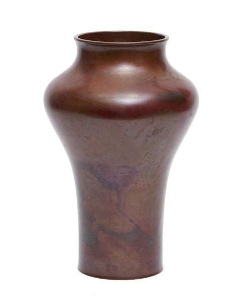 Grand vase en bronze de couleur marron rouge et de forme rond