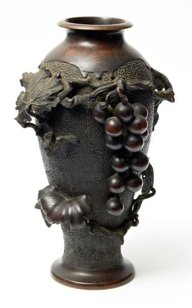 Grand vase en bronze dècorè en relief de vignes et de raisin