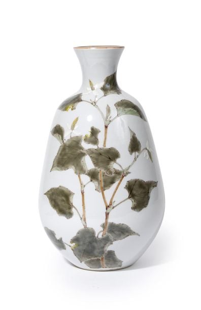 Grand vase en céramique orné de gerbes de fleurs, marque au-dessous en rouge : Yoshiak