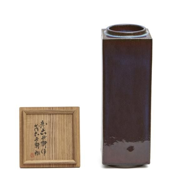 Grand vase en grès de forme carrée à glaçure pourpre foncée sur un socle spécialement confectionné en boi