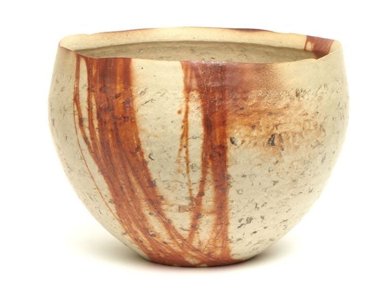Grand vase en pierre Bizen en forme de bol décoré de lignes abstraites marron-rouge de Kawabata Fumio (1948