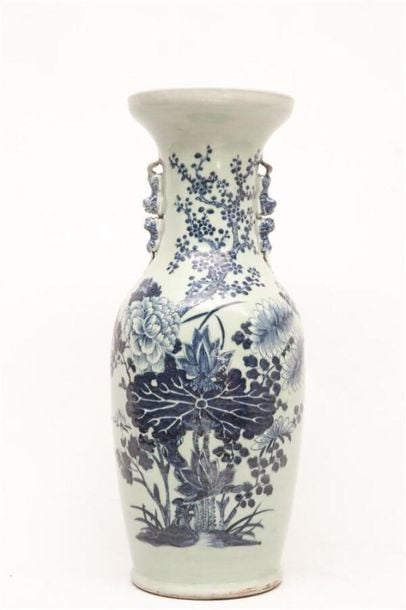 GRAND VASE EN PORCELAINE BLEU BLANC SUR FOND CELADON, FENGWEIZUN