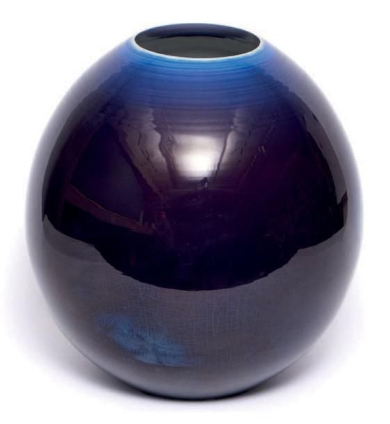 GRAND VASE en porcelaine de forme globulaire et de couleur bleu foncé