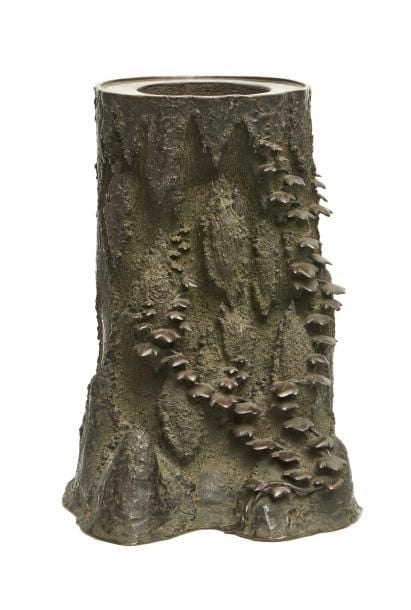 Grand vase épais en bronze en forme de tronc d'arbre flétri partiellement recouvert de feuilles de vign