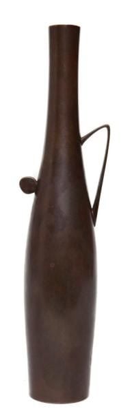 Grand vase fuselé en bronze patiné de couleur brun foncé en forme de bouteille avec une ans