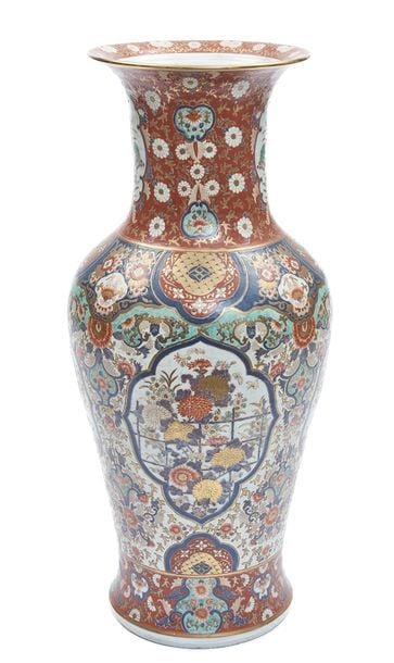 Grand vase Imari (Arita) polychrome et partiellement doré, décoré de motifs floraux variés et de quatre médaillons à décor de chrysanthèmes et pivoine
