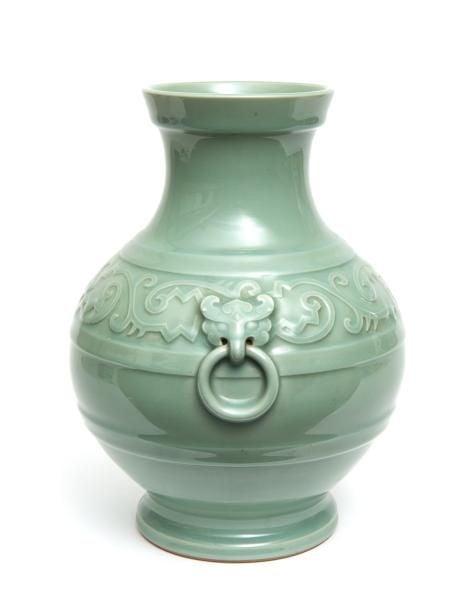 Grand vase kinuta en céladon vert, dans le style d'un récipient hu de la dynastie chinoise Ha