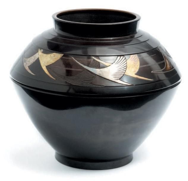 Grand vase patiné de couleur brun fonc