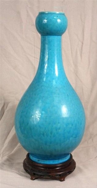 GRAND VASE PIRIFORME à col de forme bulbe en porcelaine émaillée bleu lavand