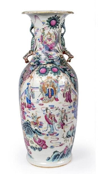 GRAND VASE QUEUE DE PHENIX EN PORCELAINE A DECOR EMAILLE POLYCHROME DANS LE STYLE DE LA " FAMILLE ROSE "
