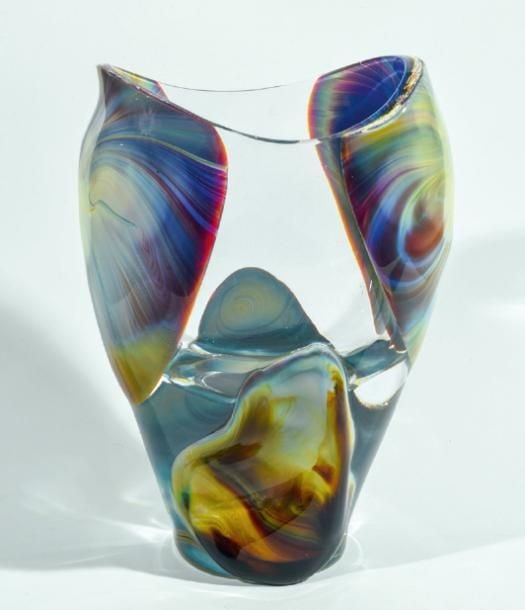 Grand vase sculpture à bord incurvé en verre taillé incolore à réserves marbrées polychromes imitant l'agat
