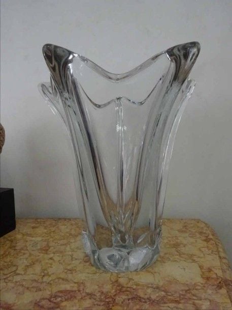 Grand vase soliflore formant étoile en cristal pressé moulé signé sur le côté (rayures petit choc ayant formé étoile)