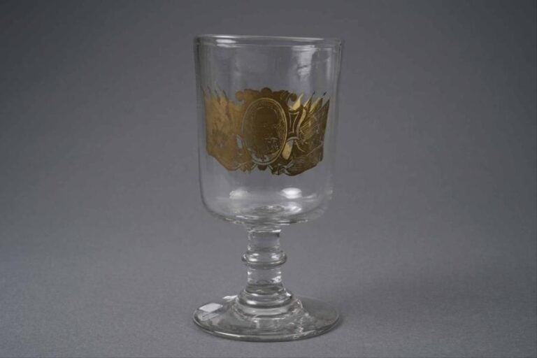 Grand verre commémoratif de l'Alliance franco-russe, sur pied rond, orné d'une face du portrait de l'empereur Alexandre III de Russie, et de l'autre du président français Sadi Carnot, en impression o