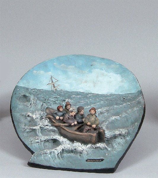 GRANDE ASSIETTE EN TERRE CUITE Représentant en volume "Une barque avec à son bord 5 pêcheurs