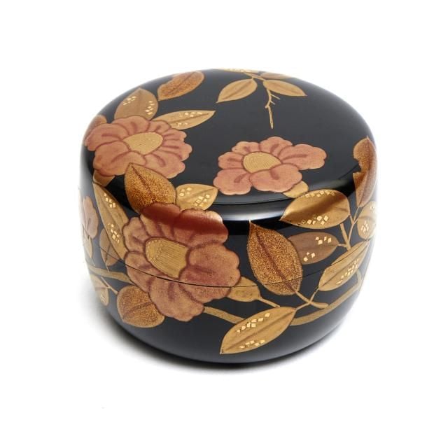 Grande boite à the (?natsume) décorée de fleurs de camélia en laque dorée maki-e en relief embellie de roug