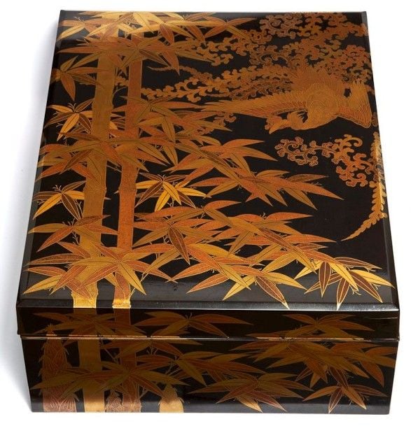 Grande boîte noire laquée dorée maki-e et nashiji, figurant deux phoenix et des bambou