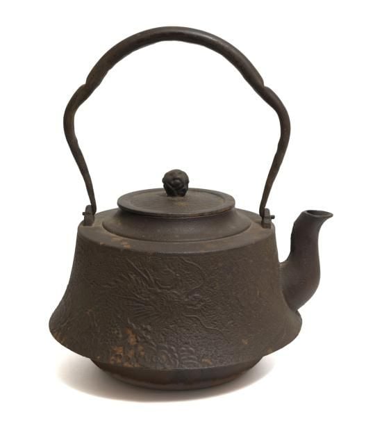 Grande bouilloire à eau (tetsubin) en métal décorée d'oiseaux-phénix en bas-relie