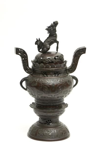 Grande brûleur à encens (koro) de style chinois, en bronze de forme ronde et composé de trois éléments: Un socle rond fait office de support pour