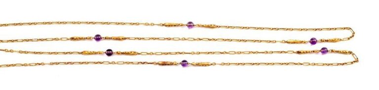 GRANDE CHAINE SAUTOIR en or jaune orné de six perles de couleur violett