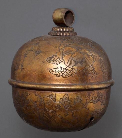 Grande cloche de temple shinto en bronze doré (hontsubosuzu ou suzu) décorée de fleurs de pivoine