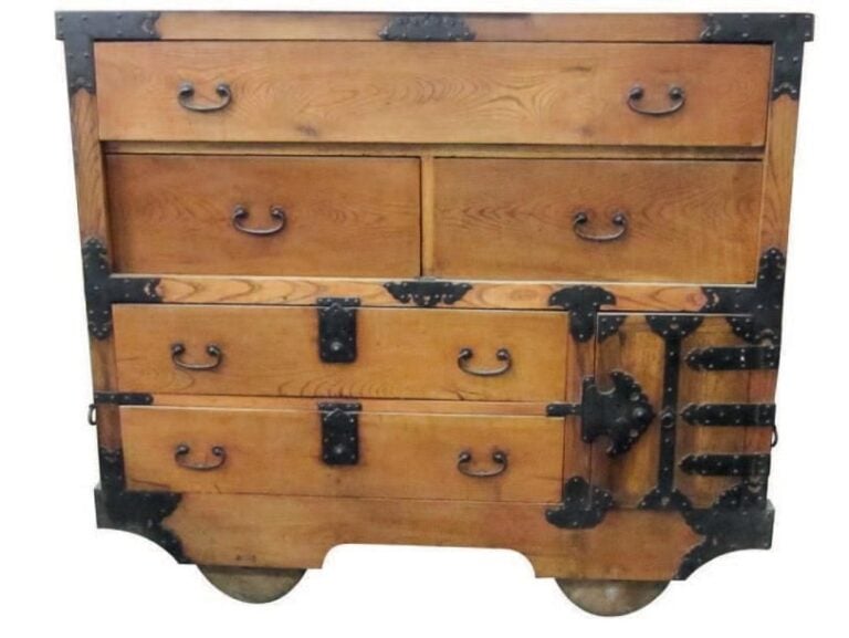 Grande commode japonaise ouvrant à cinq tiroirs et une port