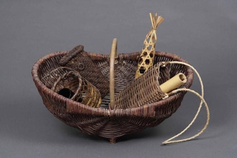 GRANDE CORBEILLE / PANIER A THE DOTE(E) D'UNE ANSE Japon, Epoque XXe siècle En bambou vann