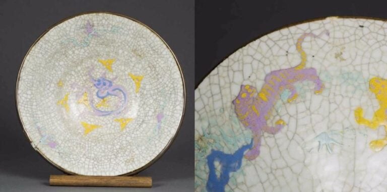 GRANDE COUPE CONIQUE EN GRES PORCELAINEUX CELADONNE ET CRAQUELE Chine, Vraisemblablement du début du XXe siècle, Probablement pour le marché des chinois de Singapour et de Malaysie / Peranakan / Straits Reposant sur un pied annulair