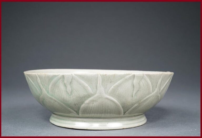 GRANDE COUPE LOTIFORME SUR PIED EN CERAMIQUE CELADON