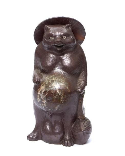 Grande et lourde figurine en grès à glaçure marron figurant un chien viverrin (tanuki