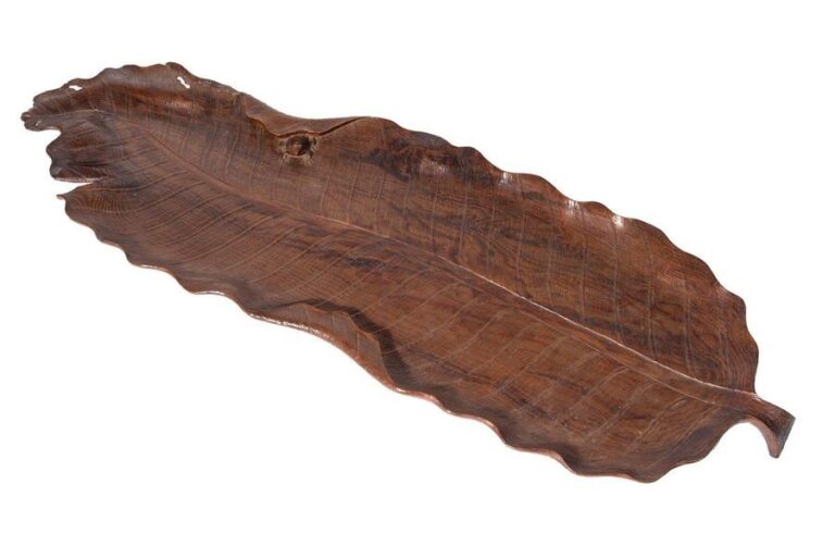 Grande feuille de bananier en bois sculpté utilisée comme plateau, une grenouille essayant de se cacher à l'intérieu
