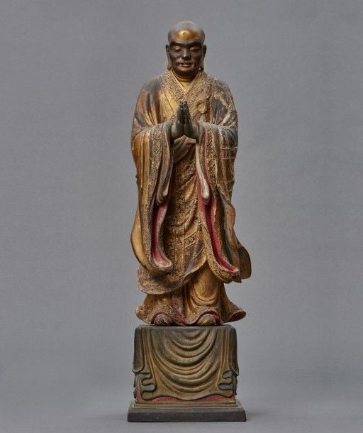 Grande figurine en bois doré représentant Rakan debou