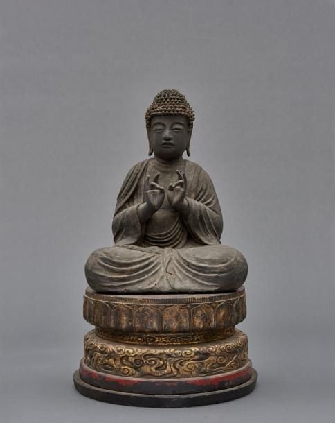 Grande figurine en bois massif laqué représentant un Boudda Amida assis en position de méditation, les mains faisant le rare double geste de vitarka-mudra (le geste de l'enseignement
