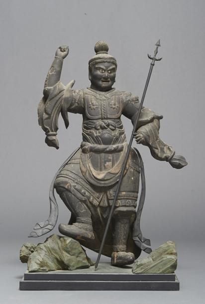 Grande figurine en bois représentant la divinité protectrice Bishamon (Sanskit: Vaisravana) sur un socl