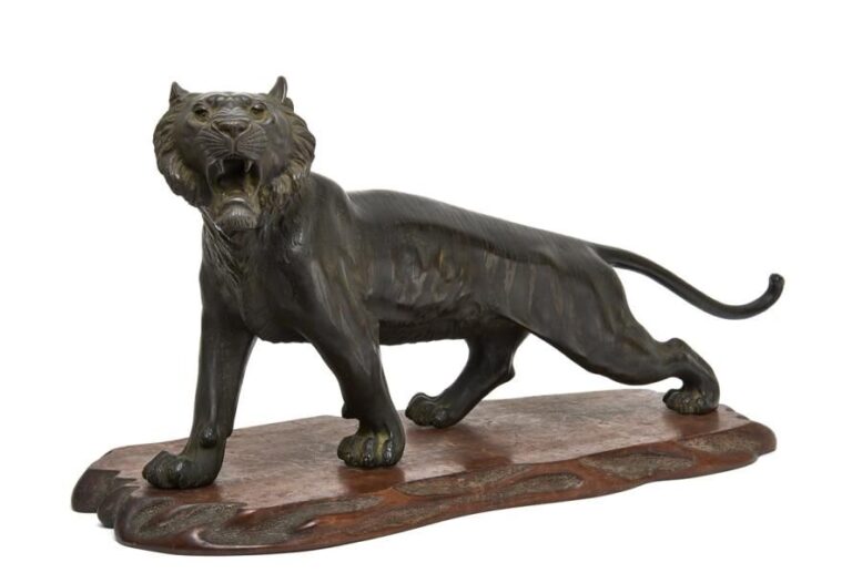 Grande figurine en bronze foncé représentant un tigre menaçan