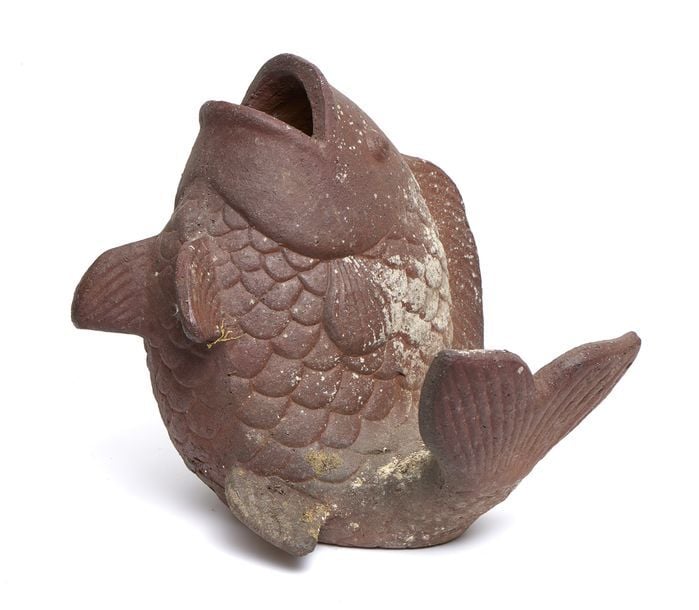 Grande figurine en céramique marron d'une carpe sautant avec la bouche ouverte et la queue retourné