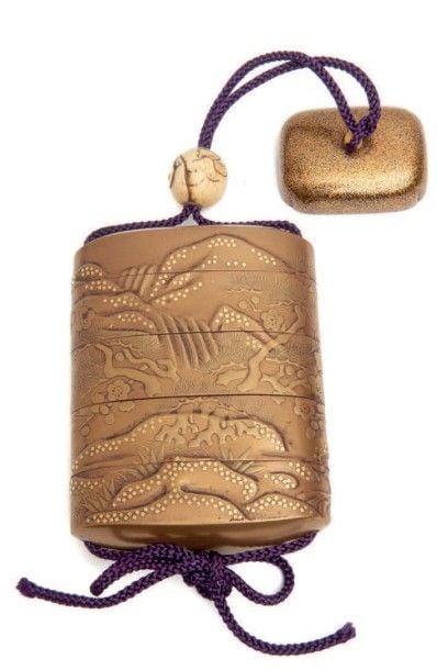 GRANDE INRÔ (petite boîte destinée à transporter des remèdes et autres petits objets) garni de laque à cinq compartiment