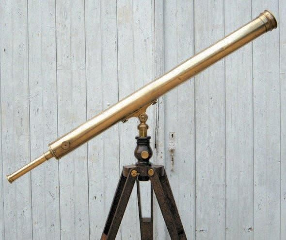 Grande lunette terrestre de parquet en laiton, signée