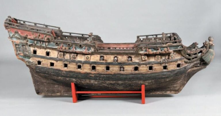 Grande maquette d'une coque de vaisseau en bois polychrome à trois ponts, montée sur charpent