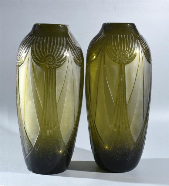 Grande paire de vases ovoïdes en verre vert à décor de draperies géométriques dégagé à l'acid