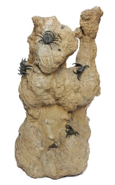 Grande pièce en bois de ronce (une partie de tronc), décorée de six sculptures de crabes de différentes tailles et d'un petit coléoptèr