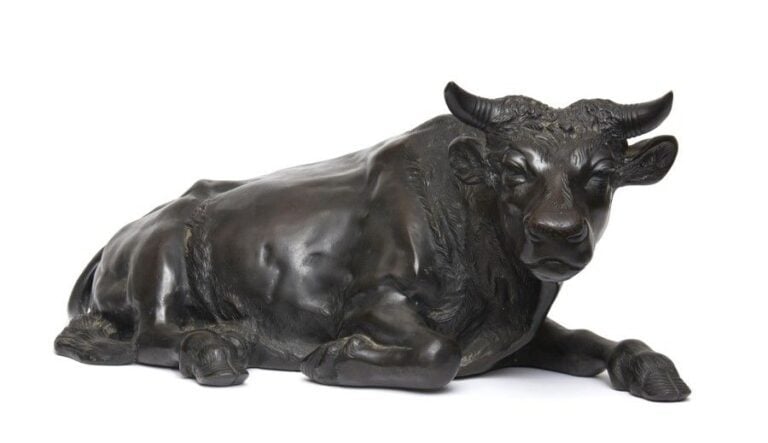 Grande pièce en bronze figurant une vache allongé
