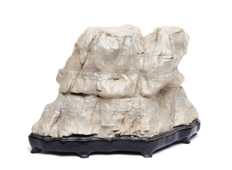 Grande pierre-paysage suiseki polie et dont le dessus a été aplati, formant ainsi le relief horizontal d'une montagne fissuré
