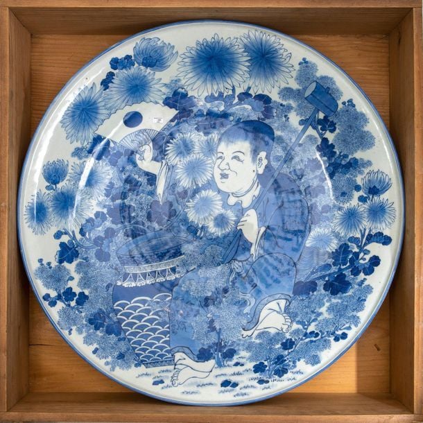 Grande plaque Imari bleu-blanc (sometsuke) à motif d'un garçon tenant un éventail à la main, il est entouré de chrysanthème