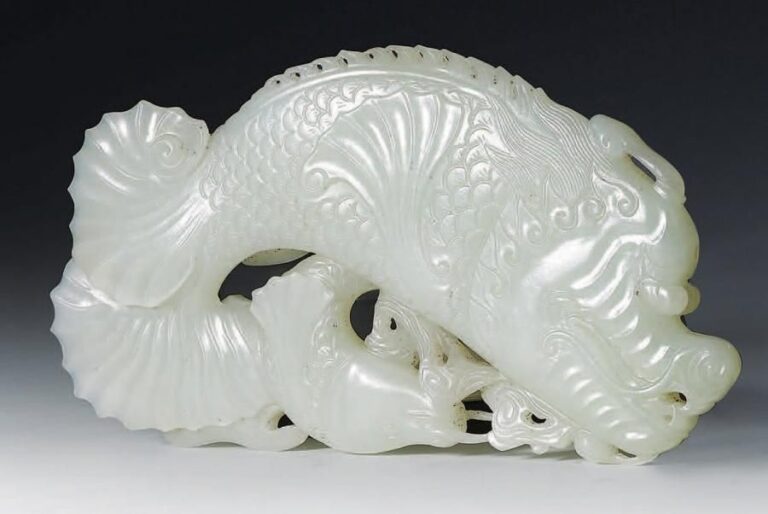 Grande plaque pendentif en jade blanc céladonné finement sculpté d'une carpe se métamorphosant en drago