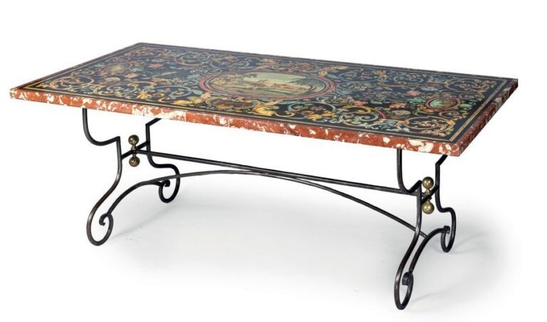 Grande table à plateau à l'imitation de marqueterie de marbre à riche décor de paysages dans des réserves, arabesques, rinceaux fleuris, sphinges et oiseau