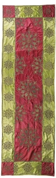 Grande tenture Ottomane Broderie en fils métallique en relief - khavarma sur fond de satin rouge et vert Monde Ottoman, Début du XIXe siècle Hauteur: 424; Largeur: 103,5 cm Cette tenture décorée d'un motif étoilé composé en partie de tulipes sur fond rouge est encadrée d'une bordure à fond vert