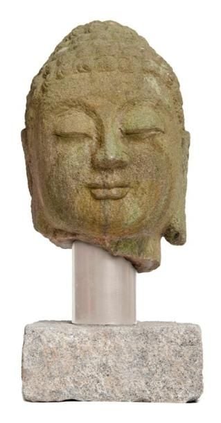 Grande tête de Bouddha chinoise en pierre avec une expression faciale serein