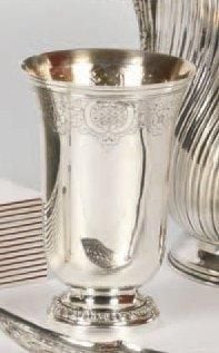 Grande timbale en argent, le piédouche à oves rubanées, la bordure soulignée d'une frise de feuillages et croisillon